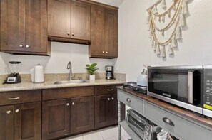 Refrigerador, parrilla de estufa y cafetera y tetera 