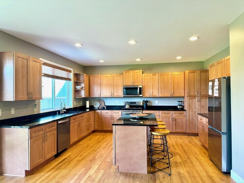 5BR home, fire place, & plenty of space! 14 guests

