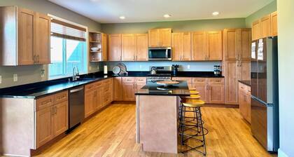 5BR home, fire place, & plenty of space! 14 guests