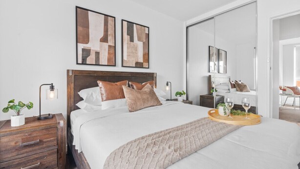2 chambres, bureau, fer et planche à repasser, lit de bébé portatif