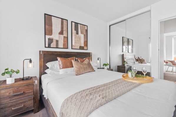 2 makuuhuonetta, työpöytä, silitysrauta/-lauta, vauvan matkasänky