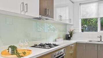 Een koelkast, een magnetron, een oven, een kookplaat