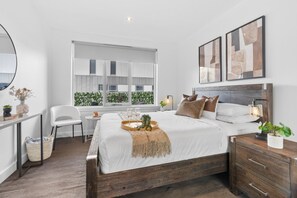 2 soverom, skrivebord, strykejern/-brett og reiseseng for barn