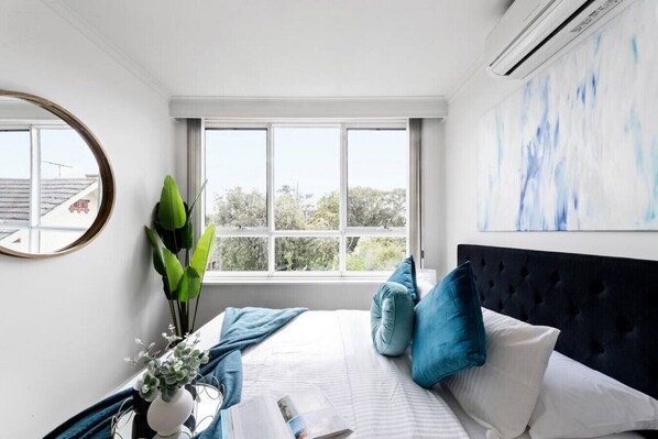 2 bedrooms, desk, iron/ironing board, travel cot - The Meadow Gardens Oasis (St Kilda East)