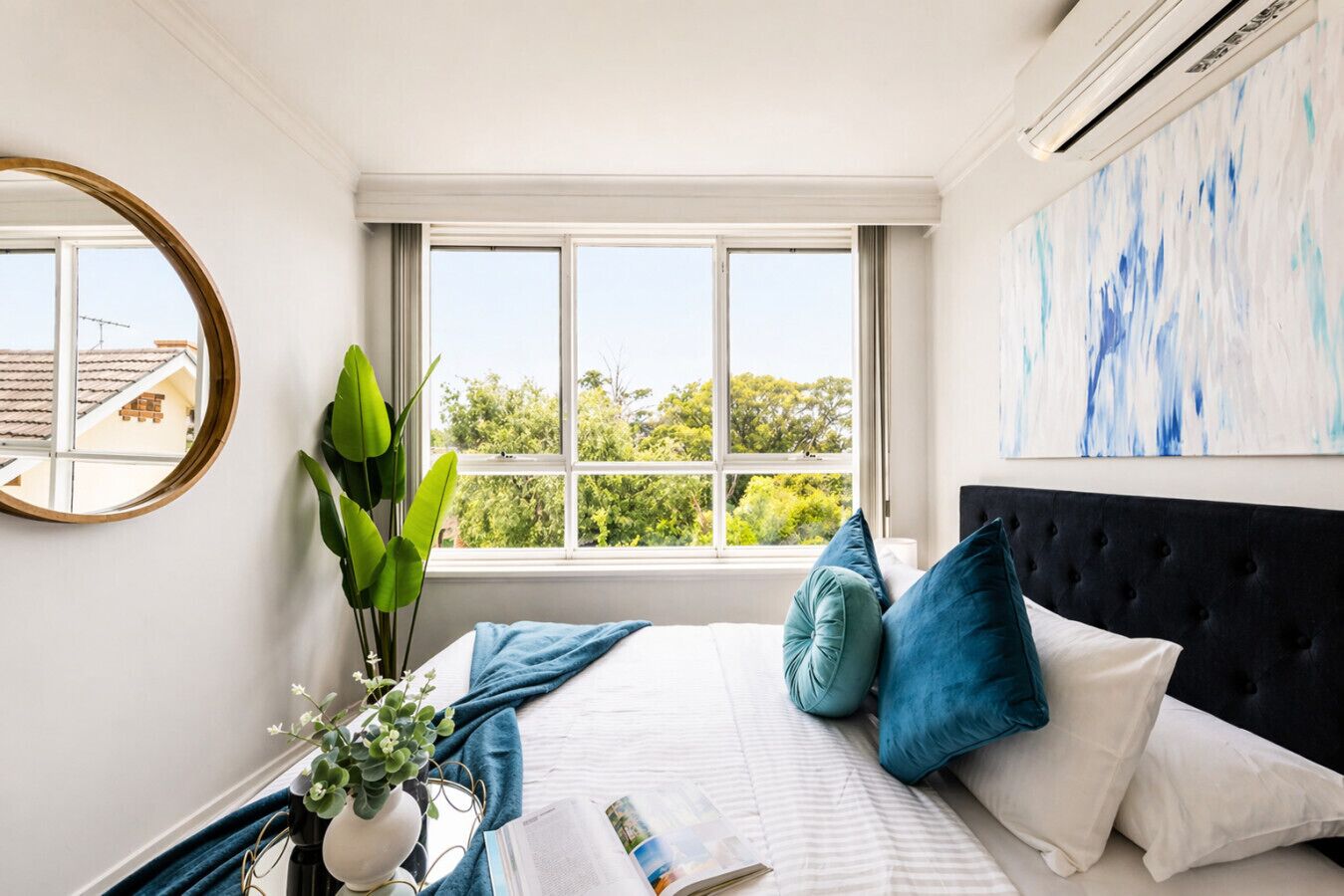 1 chambre, bureau, fer et planche à repasser, lit parapluie