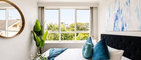 1 chambre, bureau, fer et planche à repasser, lit parapluie