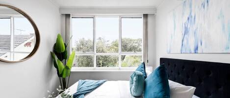 1 habitación, escritorio, tabla de planchar con plancha y cuna de viaje