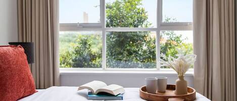 1 chambre, bureau, fer et planche à repasser, lit parapluie