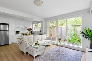 TV - Romantic Retreat with Garden (Prahran)