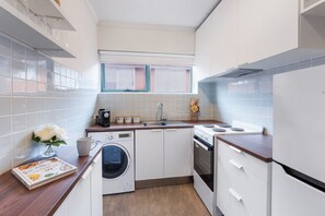 Een koelkast, een magnetron, een oven, een kookplaat