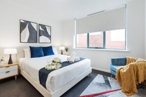 2 habitaciones, escritorio y tabla de planchar con plancha 