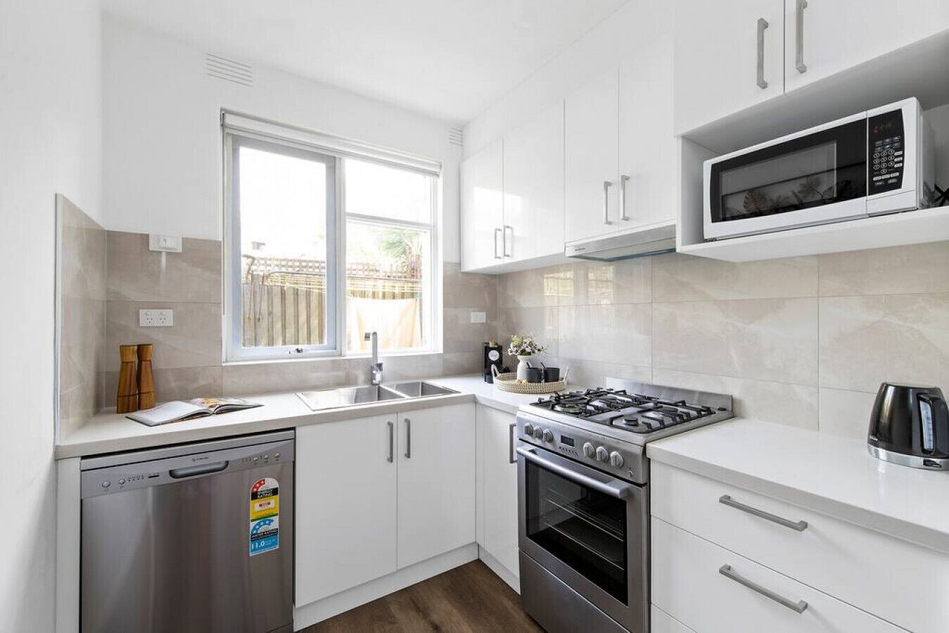 Réfrigérateur, four à micro-ondes, un four, surface de cuisson