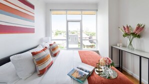 1 habitación, escritorio, tabla de planchar con plancha y cuna de viaje 