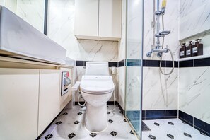 Standard Twin Room | Bilik Mandi | Pancuran mandi, pengering rambut, bidet, tuala disediakan 