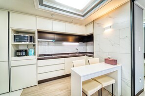 Fridge, microwave, rice cooker, cookware/dishes/utensils - Hillestate (Jeju City)