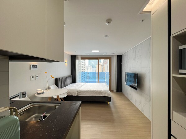 Individually decorated, laptop workspace, free WiFi, bed sheets - Hillestate (Jeju City)