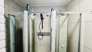 Ducha, artículos de higiene personal ecológicos, secador de pelo y jabón