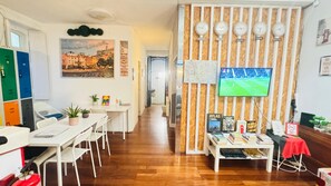 42-inch Smart TV with cable channels, books, first-run films - White House Lisbon Hostel (Lisbon)