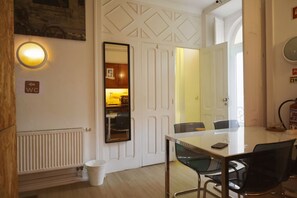 Bunk-Bed in BIG-Dormitory 14 Bed Room | In-room dining - White House Lisbon Hostel (Lisbon)