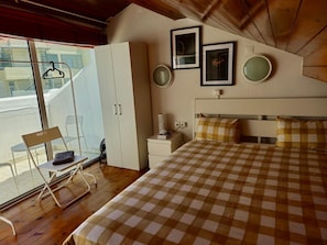 Kamar Double Standar | Meja kerja, ruang kerja ramah laptop, Wi-Fi gratis, dan seprai linen