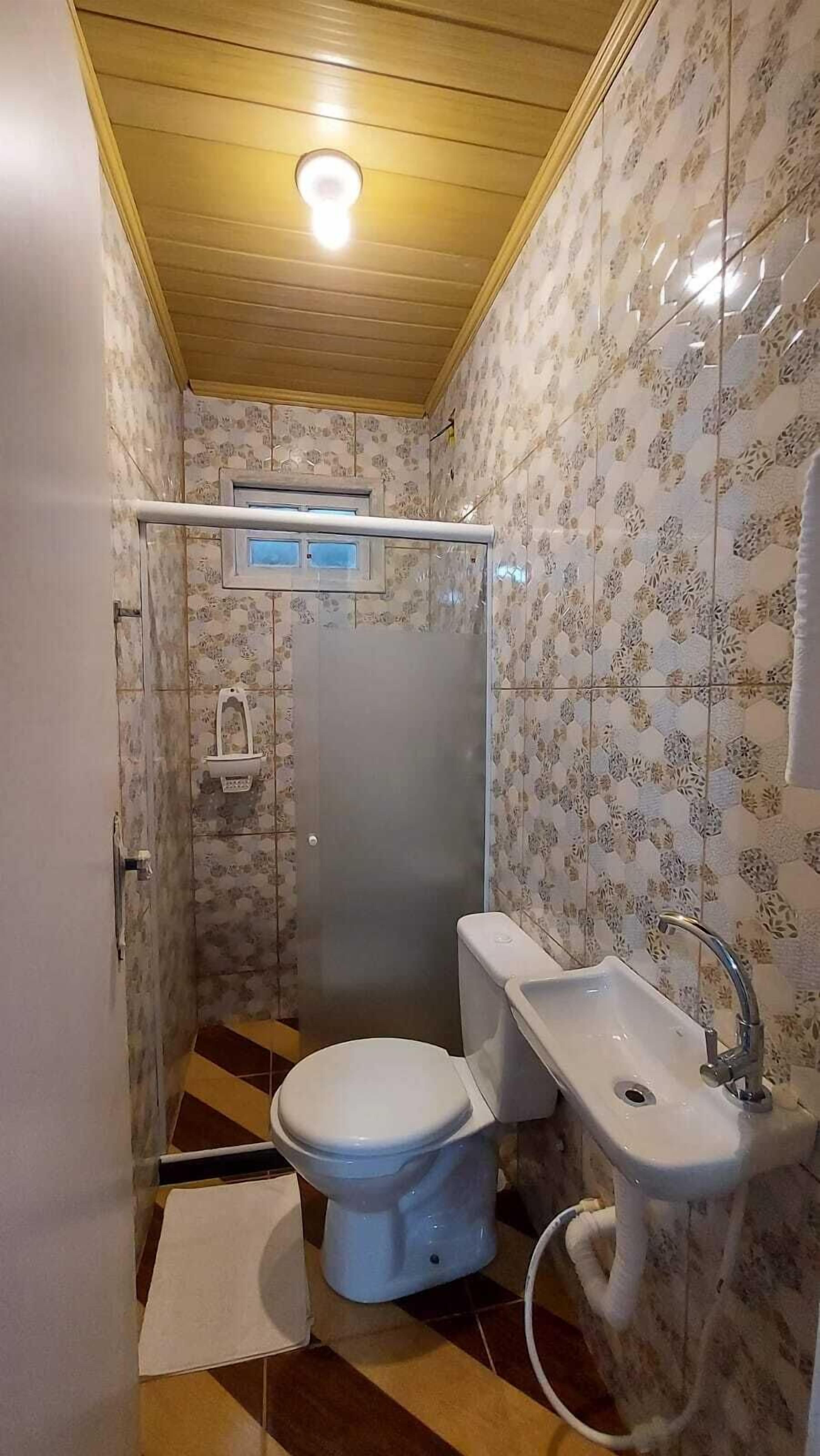 Basic Cottage | Bathroom | Shower, hair dryer, children's robes, towels