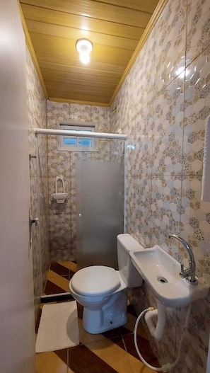 Eenvoudige cottage | Badkamer | Een douche, een haardroger, kinderbadjassen, handdoeken
