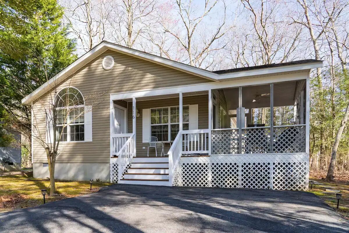 Jumpstart your ultimate beach getaway at this impressive 3-BR, 2-BATH house! 
