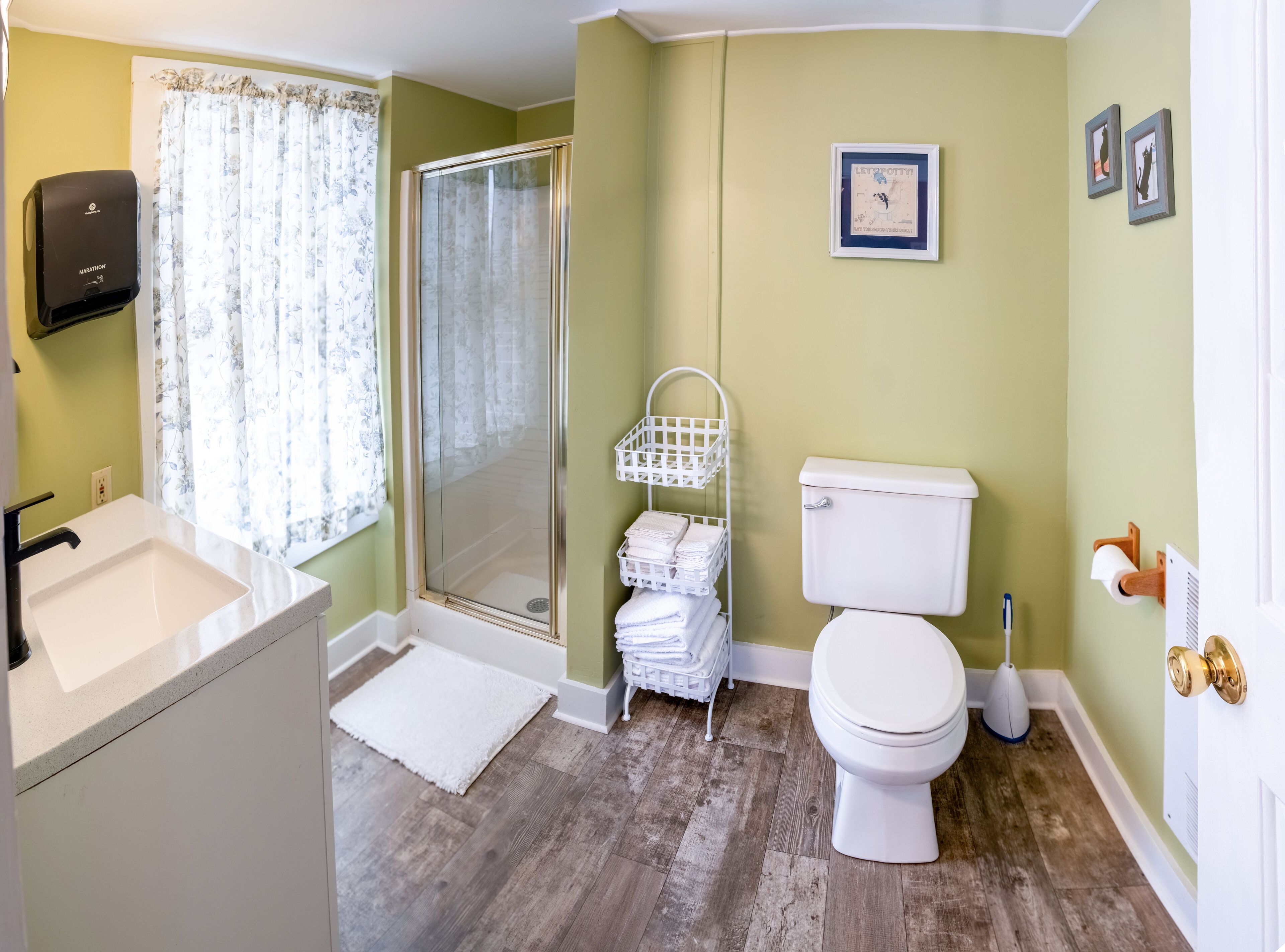 Appartement Ville, 1 grand lit | Salle de bain | Sèche-cheveux, serviettes fournies, papier toilette