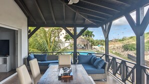 Outdoor dining - Breezy paradise Penthouse In Blue Bay (Sint Michiel)