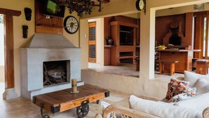 Un intérieur rustique avec une cheminée, des meubles en bois et un four en briques.