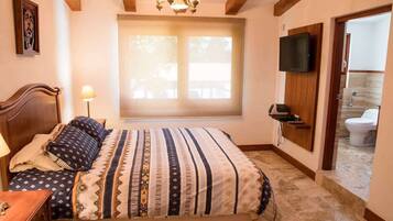 6 bedrooms, desk, iron/ironing board, WiFi
