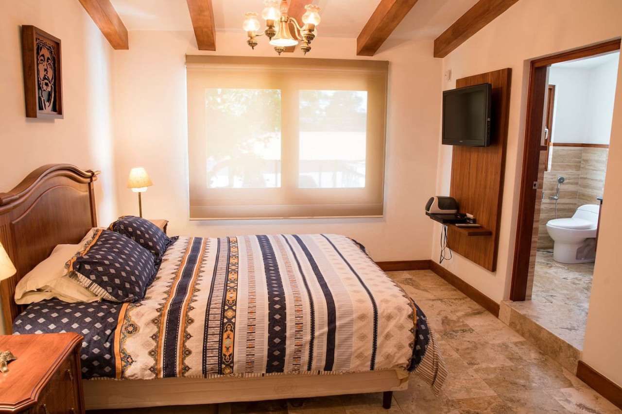 6 habitaciones, tabla de planchar con plancha y wifi gratis 
