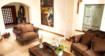 Spacious & Elegant Contemporary Colonial Country House!