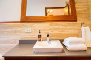 Shower, jetted tub, hair dryer