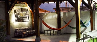 Spacious & Elegant Contemporary Colonial Country House!