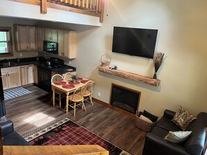 Smart-TV, Kamin, Bücher