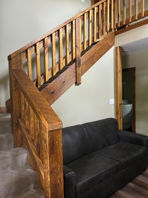 Smart TV, fireplace, books - New Built cozy cabin Peaceful Side, Townsend, TN, Laurel Valley,  no steep roads (Townsend)