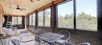 WATER FRONT-HOT TUB- WALKING DISTANCE to main strip. Cobblestone Retreat