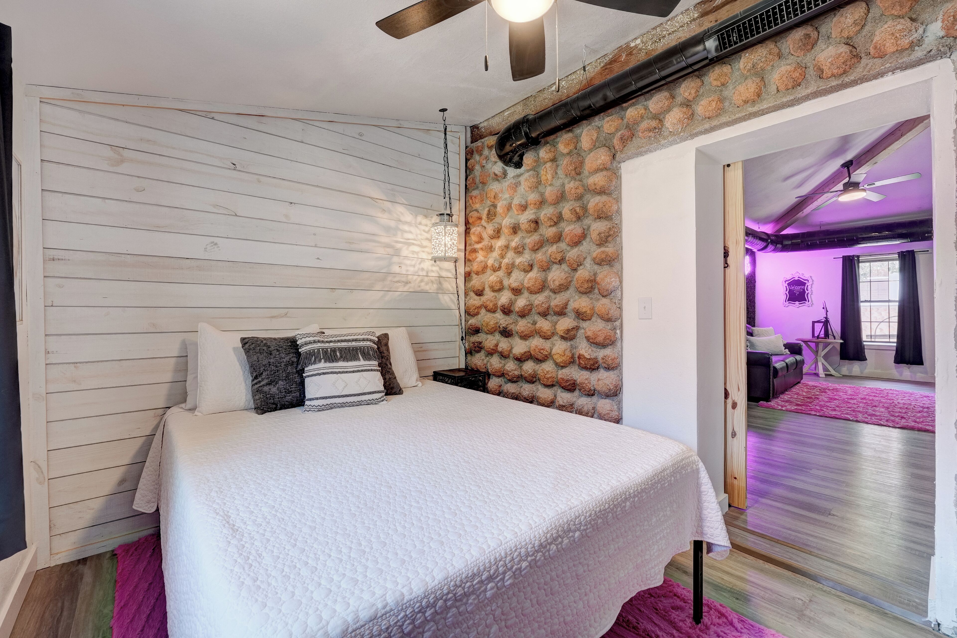 3 chambres, coffres-forts dans les chambres, fer et planche à repasser