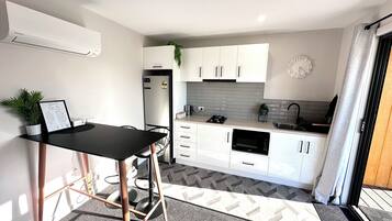 冰箱、微波炉、烤箱、炉灶