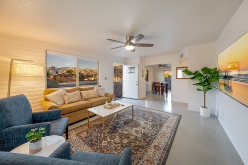 Cozy & Bright / Central / Spotless / 2 BR 1 BA
