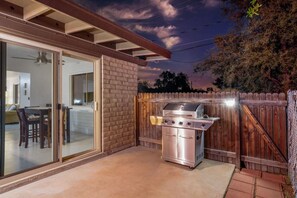 Outdoor dining - Cozy & Bright / Spotless / 2 BR 1 BA / Central (Tucson)