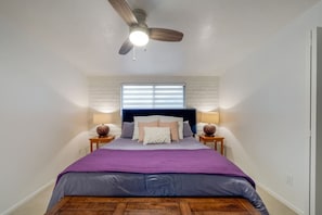 2 bedrooms, desk, iron/ironing board, travel crib - Cozy & Bright / Spotless / 2 BR 1 BA / Central (Tucson)