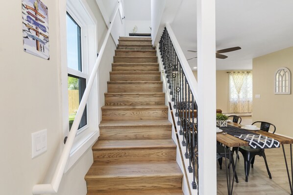 Dining - Fantastic retreat 5 mins from Village with media room, AC and sauna! (Stowe)