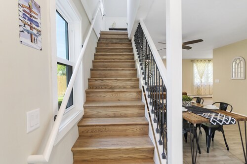 Fantastic retreat 5 mins from Village with media room, AC and sauna!