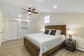 4 bedrooms, desk, iron/ironing board, free WiFi - Fantastic retreat 5 mins from Village with media room, AC and sauna! (Stowe)