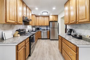 Fridge, microwave, oven, stovetop - Fantastic retreat 5 mins from Village with media room, AC and sauna! (Stowe)