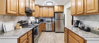 Fantastic retreat 5 mins from Village with media room, AC and sauna!