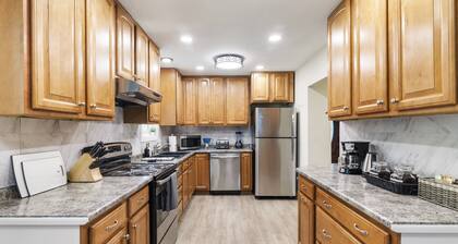 Fantastic retreat 5 mins from Village with media room, AC and sauna!