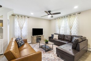 Smart TV, fireplace - Fantastic retreat 5 mins from Village with media room, AC and sauna! (Stowe)